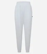 Pantalón jogger de microfibra pesada color blanco, con cintura elástica, puños ajustados y detalle de frisos verticales en el frente.