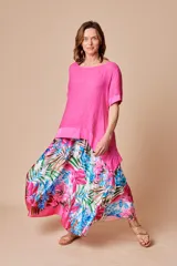 Blusa blanca de lino con corte irregular y zócalo de satén.