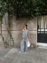 Pantalón de lanilla color beige, de corte recto y tiro alto, con diseño holgado y fluido.