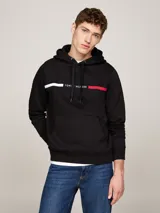 Buzo con capucha y cordón ajustable Tommy Hilfiger de color negro, con bolsillo tipo canguro y detalle de franja horizontal tricolor en el pecho con el nombre de la marca.
