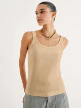 Musculosa básica de algodón en color beige, con cuello redondo y breteles anchos.