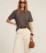 Remera oversized gris de mangas cortas, confeccionada en algodón peruano, con cuello redondo y diseño liso sin estampa.