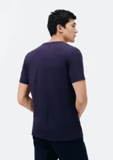 Camiseta básica de manga corta y cuello redondo, color rojo oscuro.