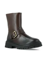 Bota corta de cuero color chocolate con acabado oscurecido, suela track dentada y hebilla metálica lateral decorativa. Cuenta con cierre lateral interno para facilitar el calce.