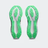 Championes de running Asics modelo Dynablast 5, con capellada de malla jacquard transpirable en color negro y blanco. Presenta entresuela con tecnología FF Blast+ para mayor amortiguación y retorno de energía, con suela de goma en color verde.