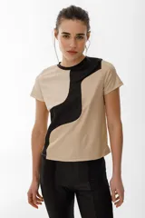 Remera color beige con diseño abstracto en negro.