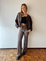 Pantalón de corte recto y tiro alto con estampado animal print. Confeccionado en tejido plisado con cintura elástica para mayor comodidad.