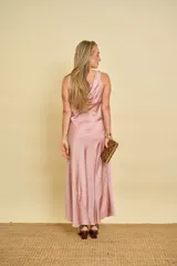Vestido largo de satén al bies color rosado, con escote buche en el pecho y apliques dorados en los breteles.