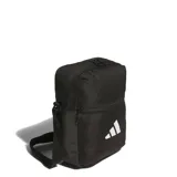 Bolso tipo morral Adidas Essentials, color negro, con cierre principal y bolsillo frontal con cierre. Presenta el logo de la marca estampado en blanco en la parte delantera y correa ajustable para el hombro.