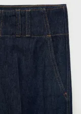 Pantalón wide leg de tiro alto en tejido de algodón estilo denim, con dos bolsillos laterales, trabillas y cierre oculto.