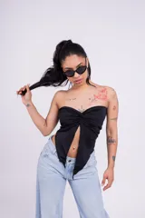 Top strapless blanco con nudo central y corte irregular.