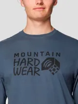 Camiseta Mountain Hardwear de manga corta en color azul, con cuello redondo y diseño gráfico con el logo de la marca estampado en el pecho en tono oscuro.