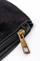 Bolso negro tipo tote de PU y gamuza, con doble asa de hombro, solapa frontal y cierre superior, acompañado de un neceser con cierre a juego.
