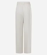 Pantalón wide leg de cintura alta, confeccionado en viscolino color blanco, con trabillas en la cintura, elástico atrás de la cintura, cierre tradicional, pliegues y cinturón de cuerda.