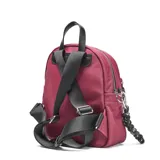 Mochila de diseño urbano en color bordó, confeccionada en material textil. Cuenta con compartimento principal con cierre, bolsillo frontal con cierre, manija superior y detalle de llavero trenzado en blanco y negro. Incluye logo circular de la marca en la parte inferior.