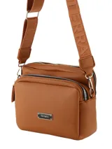 Bandolera de cuero sintético color suela con diseño de doble compartimento con cierre metálico. Incluye correa ajustable con logo grabado y placa metálica frontal con el nombre de la marca.