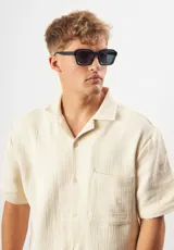 Lentes de sol Eco Shades modelo Romano, con montura cuadrada color verde oliva y lentes verdes. Fabricados con acetato biodegradable y lentes de PMMA reciclado. Cuentan con protección UV 400.