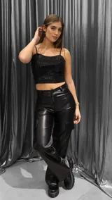 Pantalón cargo negro de cuero sintético, corte recto y tiro alto.