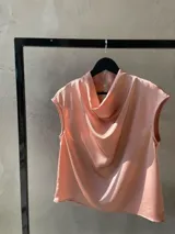 Blusa sin mangas de satén color rosa blush, con escote drapeado y caída fluida.