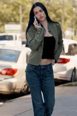 Blazer de cuello mao y manga larga con trabillas en los hombros. Cuenta con falsos bolsillos con solapa en el delantero, costuras pespunteadas a contraste y cierre frontal de botones.