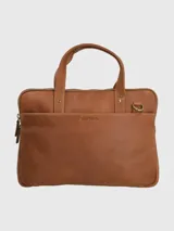 Maletín de cuero natural con compartimento principal con cierre, bolsillo interior acolchado para laptop, bolsillos adicionales con cierre y correas ajustables y desmontables.