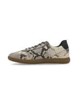 Sneaker acordonado de cuero con estampado de piel de serpiente en tonos off white y negro, detalle en el talón color negro y suela de goma color tostado.