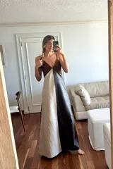 Vestido largo de cuero color marrón, beige y negro, con breteles finos y escote en la espalda. Confeccionado en cuero antílope y napa ovina.