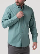 Camisa de manga larga RKF modelo Galiton, color verde, confeccionada en algodón orgánico. Cuenta con cuello camisero, cierre frontal con botones de madera, un bolsillo aplicado en el pecho con el logo bordado y sistema para arremangar las mangas.