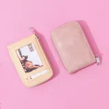 Tarjetero de diseño compacto en color tostado, con cierre perimetral metálico y visor frontal transparente para identificación o tarjetas.