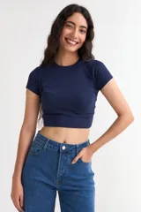Remera crop de manga corta y cuello redondo acanalado, confeccionada en tejido de algodón elastizado con textura en rib.