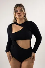 Body de algodón elastizado color negro, de manga larga, con diseño asimétrico que incluye aberturas cut-out en el frente y escote de un solo hombro con tiras cruzadas.