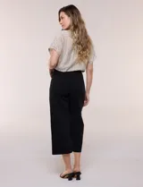 Pantalón capri blanco de corte recto y largo crop, con cintura alta y bolsillos delanteros aplicados estilo parche con detalle festoneado.