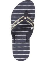 Ojotas de playa Tommy Hilfiger en color azul marino con diseño de rayas blancas en la plantilla y suela roja. Presentan tiras textiles gruesas con detalles trenzados en dorado y el nombre de la marca estampado.