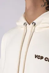 Buzo canguro de friza en color azul grisáceo, con capucha, cordones ajustables, bolsillo frontal tipo canguro y estampado pequeño en el pecho con el texto VCP CNPT.
