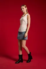 Musculosa blanca sin mangas de poliéster, con cuello bote y diseño ajustado al cuerpo.
