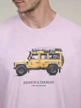 Remera de algodón color lila con estampa de un Land Rover Defender amarillo y el logo de la marca Benson & Thomas.