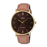 Reloj analógico Casio con caja redonda dorada, esfera marrón con índices minimalistas y manecillas doradas. Cuenta con correa de cuero en tono marrón claro con cierre de hebilla.