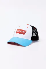 Gorra de Levi's con visera curva celeste, frente blanco con logo de Levi's en rojo y espalda de rejilla negra.