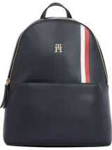 Mochila Tommy Hilfiger de diseño compacto en color azul marino. Presenta una franja vertical tricolor característica de la marca, logo TH metalizado en la parte frontal, asa superior y cierre principal con cremallera.