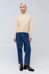 Sweater gris de lana con cuello alto.