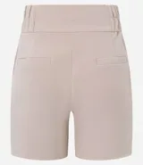 Bermuda roja de poliéster con cintura elástica, bolsillos laterales y cierre con cremallera y botones.