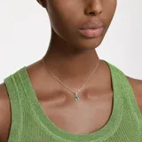Colgante con cadena dorada y dije en forma de lágrima con cristal verde engarzado en dorado y cristales blancos en el engarce superior.