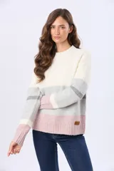Buzo de tejido de punto con diseño de rayas horizontales en tonos blanco, gris y rosado. Presenta cuello redondo, mangas largas y terminaciones acanaladas en puños y ruedo. Incluye un pequeño aplique de cuero sintético en la parte inferior.
