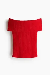 Top rojo de punto con textura, diseño ajustado, hombros descubiertos y escote doblado hacia afuera.