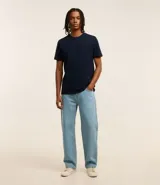 Remera básica de hombre con cuello redondo y mangas cortas, confeccionada en algodón. Presenta un corte regular que se ajusta de forma anatómica al cuerpo.