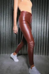 Pantalón de bengalina engomada color marrón oscuro, tiro alto, corte ajustado y elastizado.