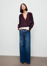 Blusa de viscosa color bordó, con escote en V y cierre de lazo, de manga larga con puños abotonados y diseño recto.