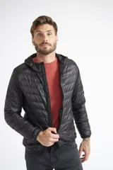 Campera de plumas liviana para hombre, color verde oliva, con capucha, cierre frontal completo y logo de la marca estampado en el pecho.