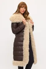 Tapado largo tipo puffer de color marrón oscuro, con diseño acolchado y amplios bordes de piel sintética en color crema en el cuello, solapas y ruedo.
