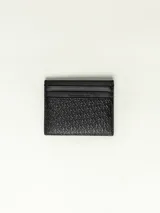 Tarjetero de cuero negro con múltiples ranuras para tarjetas y un patrón de monograma en relieve que cubre la superficie.